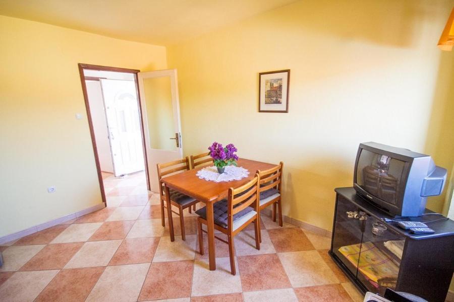 Apartment Bencic Karigador Bagian luar foto